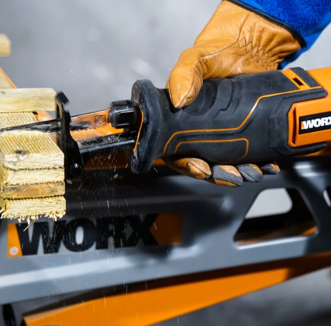 Cięcie drewnianych belek oraz gałęzi w ogrodzie lekką akumulatorową piłą szablastą WORX WX500.9