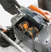 Dwa akumulatory 20V 4.0 Ah PowerShare zamontowane w komorze odśnieżarki WORX WG471E