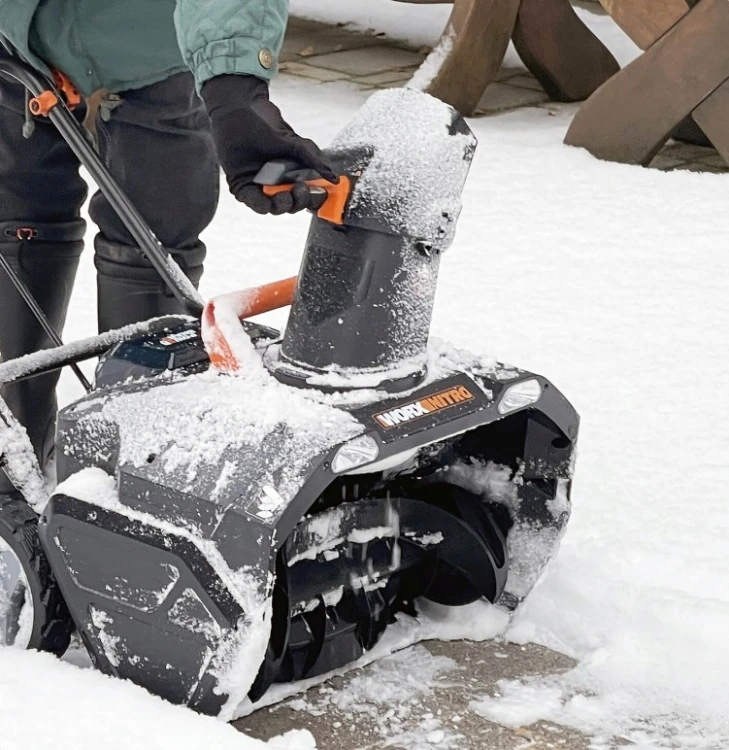 Wirnik ślimakowy o szerokości roboczej 50 cm w akumulatorowej odśnieżarce WORX WG471E