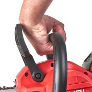 Ergonomiczna tylna rękojeść i bezwładnościowy hamulec bezpieczeństwa pilarki Milwaukee M18 FCHS35