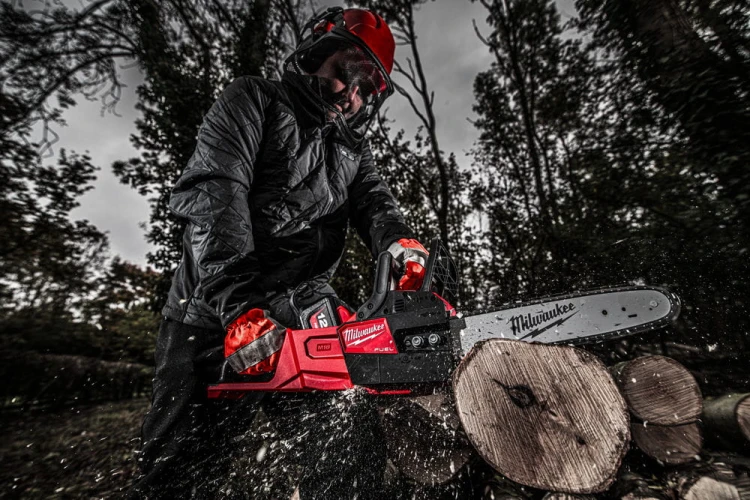 Cięcie kłody drewna akumulatorową pilarką łańcuchową MILWAUKEE M18 FUEL M18 FCHS35