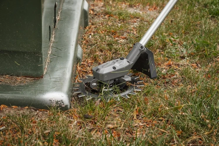 Usuwanie chwastów w szczelinach kostki brukowej przystawką rotacyjną MILWAUKEE M18 FOPH-RA