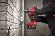 Wiercenie udarowe w podłożu betonowym pod kołki montażowe wiertarką Milwaukee M18 BLPDRC