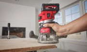 Precyzyjne profilowanie i frezowanie krawędzi płyty sklejki akumulatorową frezarką Milwaukee M18 FUEL 12 mm