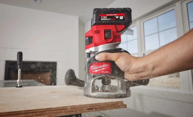 Precyzyjne profilowanie i frezowanie krawędzi płyty sklejki akumulatorową frezarką Milwaukee M18 FUEL 12 mm