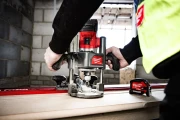 Wpustowe frezowanie równoległego rowka w drewnie za pomocą frezarki Milwaukee M18 FR12KIT z prowadnicą boczną
