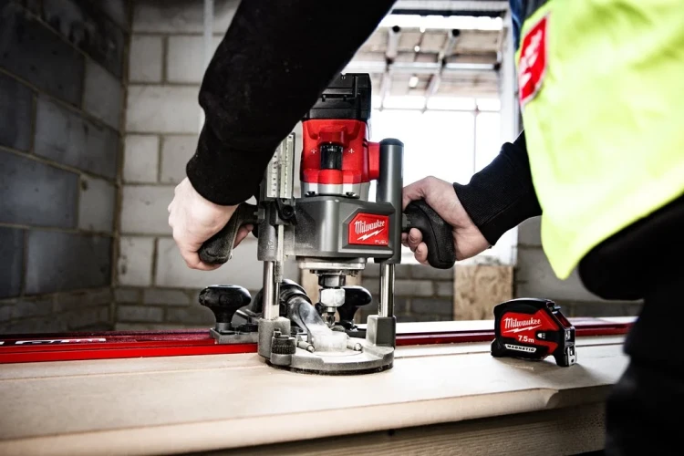 Wpustowe frezowanie równoległego rowka w drewnie za pomocą frezarki Milwaukee M18 FR12KIT z prowadnicą boczną