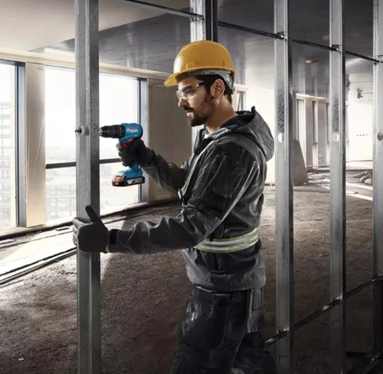 Wiercenie z udarem w ścianie z cegły wkrętarką Bosch GSB 185-LI