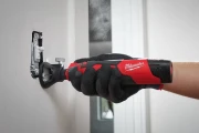 Wykonywanie precyzyjnego mikrootworu w detalu roboczym za pomocą narzędzia obrotowego Milwaukee M12