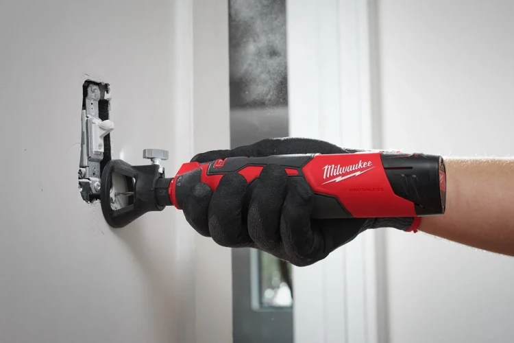Wykonywanie precyzyjnego mikrootworu w detalu roboczym za pomocą narzędzia obrotowego Milwaukee M12