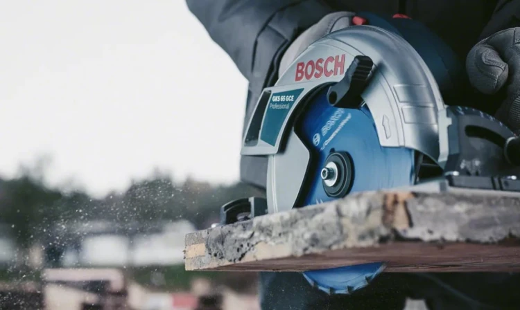 Tarcza tnąca Bosch Expert for Construct Wood pod kątem, widoczna powłoka ProteQtion i konstrukcja korpusu