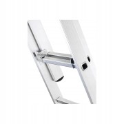 Szeroki stabilizator bazowy 86 cm z antypoślizgowymi stopkami oraz pasy zabezpieczające drabinę 3x9