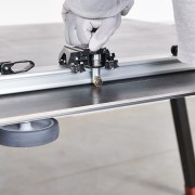 Aluminiowe prowadnice z 6 bezśladowymi przyssawkami stabilizującymi cięcie.