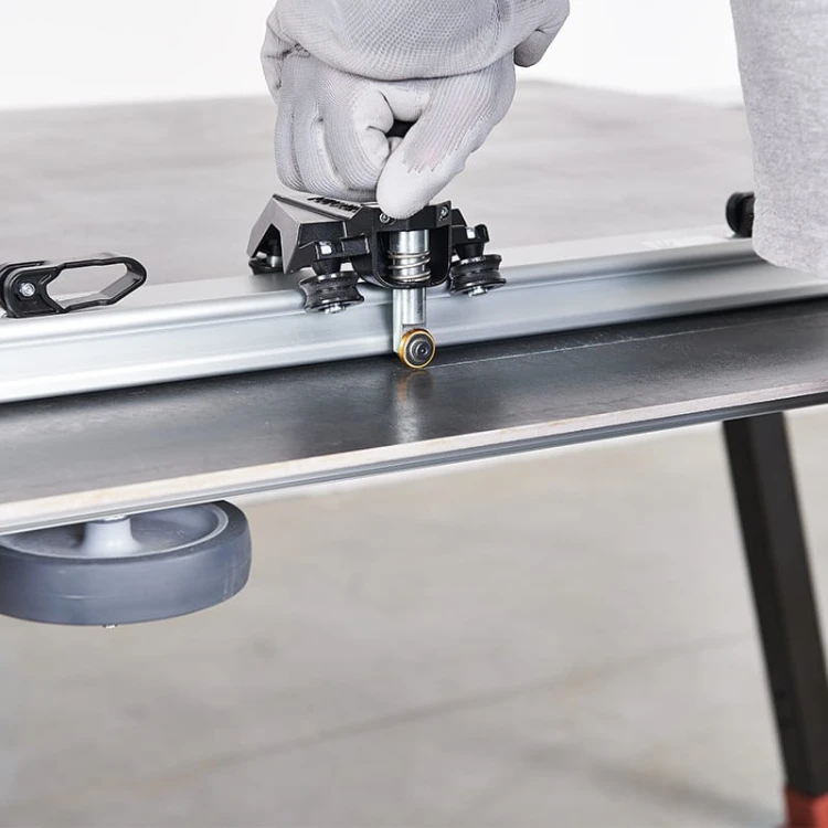 Aluminiowe prowadnice z 6 bezśladowymi przyssawkami stabilizującymi cięcie.