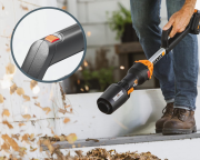 Użytkownik zdmuchujący liście z tarasu jedną ręką za pomocą lekkiej dmuchawy WORX WG543E.9 LeafJet