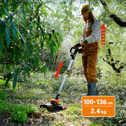 Pionowe obcinanie krawędzi trawnika przy krawężniku za pomocą akumulatorowej obrzynarki WORX WG173E.9