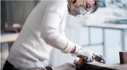 Matowienie starej farby na profilowanej powierzchni drewnianej padem ściernym Bosch 2608901172