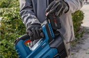 06008D2000 4.jpgUsuwanie suchych liści z kostki brukowej dmuchawą akumulatorową Bosch GBL 18V-750