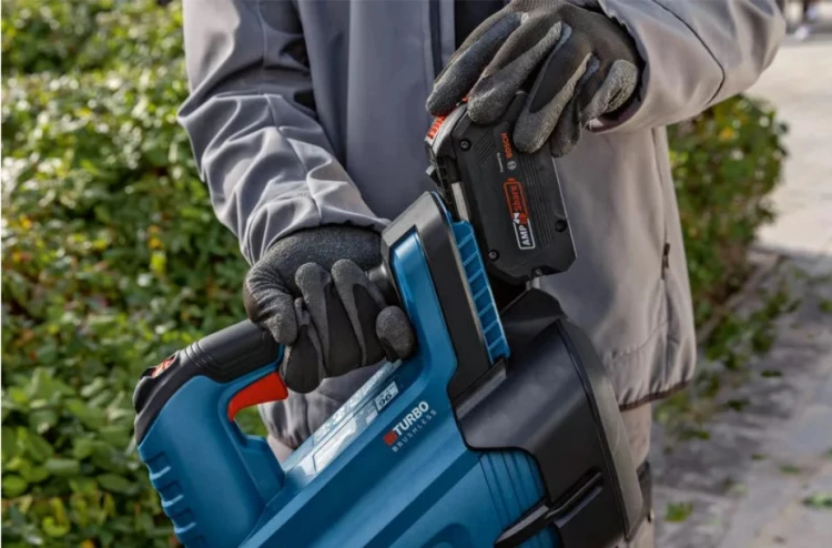 06008D2000 4.jpgUsuwanie suchych liści z kostki brukowej dmuchawą akumulatorową Bosch GBL 18V-750
