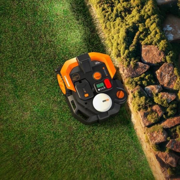 Kosiarka automatyczna Worx WR308E omija przeszkody na trawniku dzięki sztucznej inteligencji Vision AI