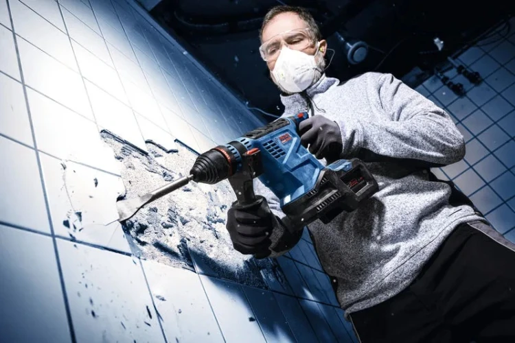 Usuwanie starych płytek ceramicznych dłutem z młotowiertarką Bosch EXPERT EXBH 18V-32F