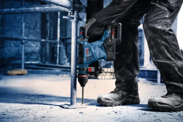 Pionowe wiercenie otworów w betonowej posadzce młotowiertarką Bosch EXPERT EXBH 18V-32F
