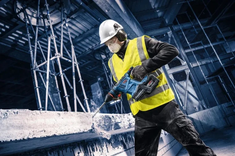 Podkuwanie i kruszenie betonu młotem SDS plus Bosch EXPERT EXBH 18V-32F
