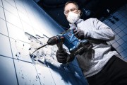 Usuwanie starych płytek ceramicznych dłutem z młotowiertarką Bosch EXPERT EXBH 18V-32F