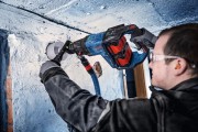 Wiercenie koronką diamentową w ścianie murowanej wiertnicą Bosch EXPERT EXDB18V2-180