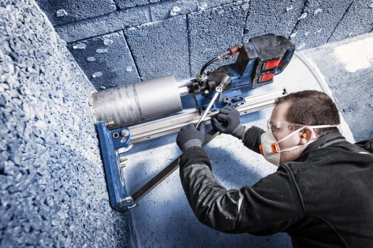 Wykonywanie precyzyjnego przewiertu w murze wiertnicą Bosch EXPERT EXDB18V2-180