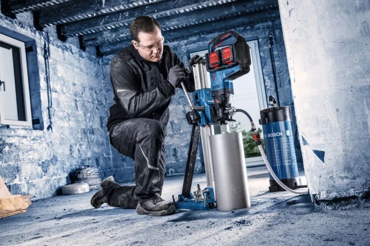 Pionowe wiercenie rdzeniowe w podłożu wiertnicą Bosch EXPERT EXDB18V2-180