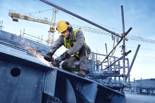 Przecinanie masywnego elementu stalowego kątówką akumulatorową Bosch EXPERT EXWS18V-15S