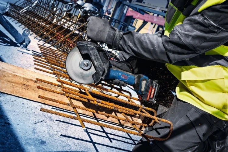 Szybkie przecinanie stalowych prętów zbrojeniowych szlifierką kątową Bosch EXPERT EXWX18V-15PS