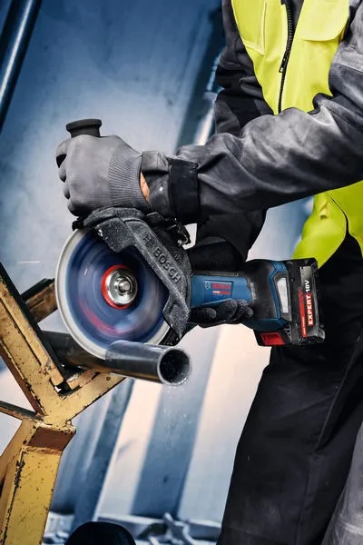 Precyzyjne docinanie rury ze stali kątówką 18V Bosch EXPERT EXWX18V-15PS X-LOCK