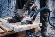 Wydajne cięcie betonowej płyty chodnikowej szlifierką akumulatorową Bosch EXPERT EXWX18V-15PS