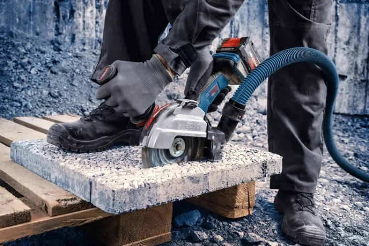 Wydajne cięcie betonowej płyty chodnikowej szlifierką akumulatorową Bosch EXPERT EXWX18V-15PS