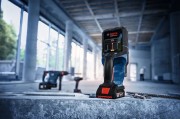 Punktowe skanowanie ściany w trudno dostępnych miejscach detektorem radarowym Bosch