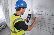 Wykrywanie rur i przewodów w ścianie betonowej za pomocą detektora Bosch D-tect 18V-200-17C
