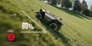 Terenowy robot koszący Roborock Z120 LiDAR pokonujący strome zbocza i nierówny teren w ogrodzie