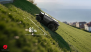 Robot koszący Roborock Z130 AWD pokonujący strome zbocze o nachyleniu do 80 procent