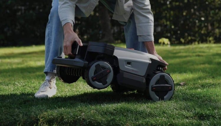 Robot koszący Roborock RockMow Z150 AWD w stacji dokującej i mycie obudowy wężem ogrodowym norma IPX6
