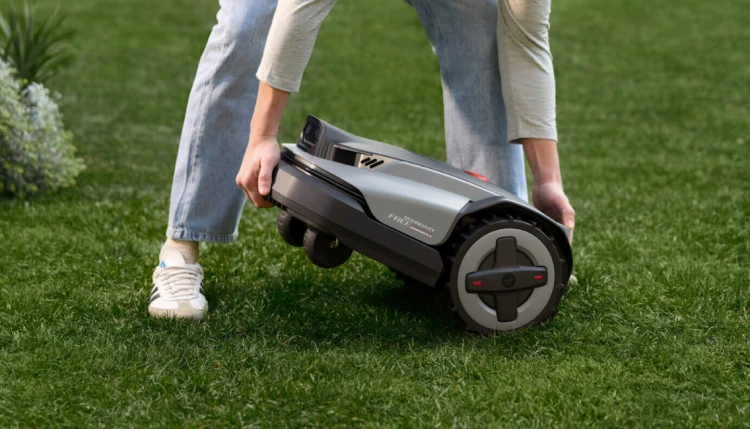 Robot koszący Roborock RockMow S115 pokonujący strome wzniesienie o nachyleniu do 45 procent