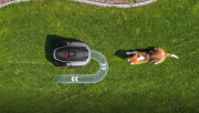 Kamera Stereo Vision AI w robocie Roborock omijająca przeszkody na trawniku