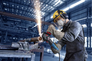 Stabilne i kontrolowane cięcie profilu rurowego szlifierką kątową Bosch EXPERT EXWS20-125SB z wykorzystaniem osłony ochronnej