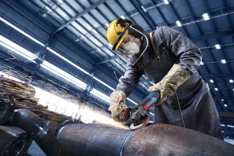 Skuteczne wyrównywanie i wygładzanie spoin spawalniczych na rurze stalowej przemysłową szlifierką Bosch EXPERT EXWS20-125SB