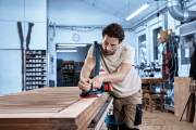 Wygładzanie szerokiego drewnianego blatu szlifierką mimośrodową Bosch EXPERT EXEX18V-150-5