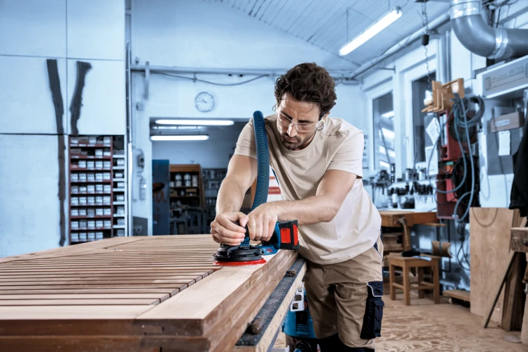 Wygładzanie szerokiego drewnianego blatu szlifierką mimośrodową Bosch EXPERT EXEX18V-150-5