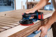 Szlif na powierzchni drewna szlifierką mimośrodową Bosch EXPERT EXEX18V-150-5