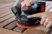 Usuwanie starej powłoki lakierniczej z drewna szlifierką mimośrodową Bosch EXPERT EXEX18V-150-5