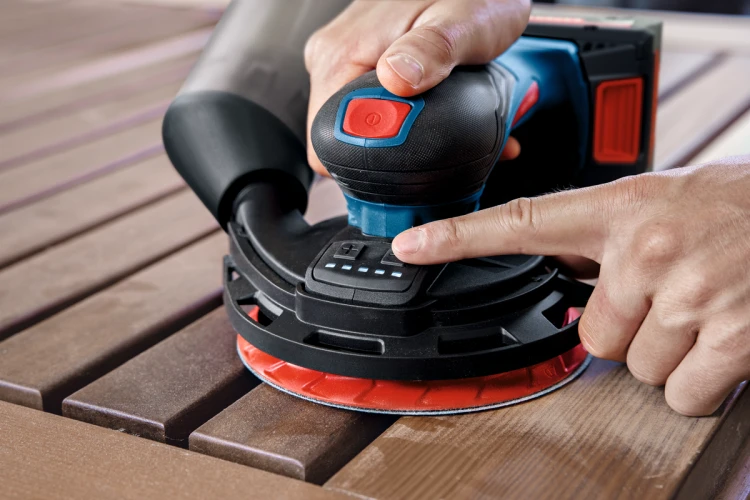Usuwanie starej powłoki lakierniczej z drewna szlifierką mimośrodową Bosch EXPERT EXEX18V-150-5